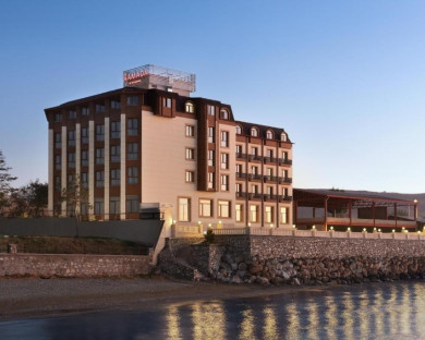 Van-Ramada-4.jpg